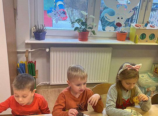 Dzieci przy urodzinowym stole