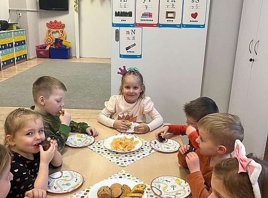 Dzieci przy urodzinowym stole