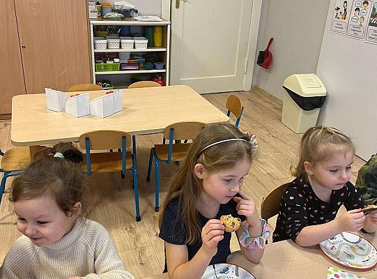 Dzieci przy urodzinowym stole