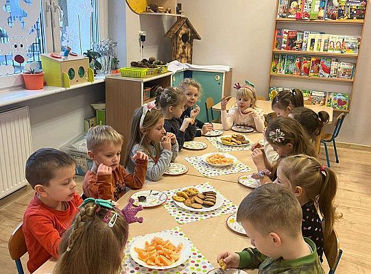 Dzieci przy urodzinowym stole