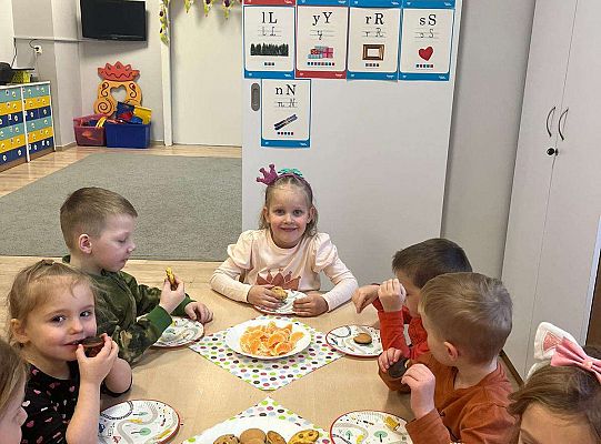 Dzieci przy urodzinowym stole