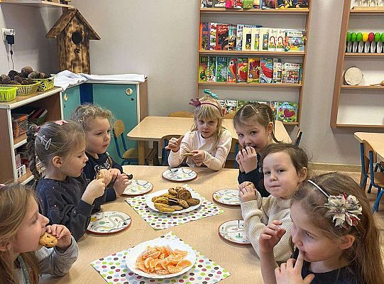 Dzieci przy urodzinowym stole