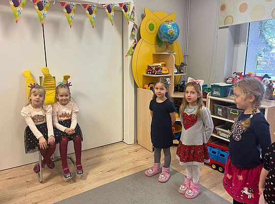 Dzieci śpiewają "sto lat "solenizantkom