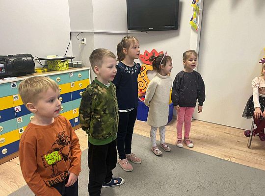 Dzieci śpiewają "sto lat "solenizantkom