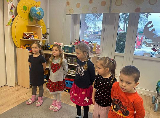 Dzieci śpiewają "sto lat "solenizantkom