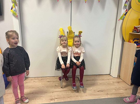 Dzieci śpiewają "sto lat "solenizantkom