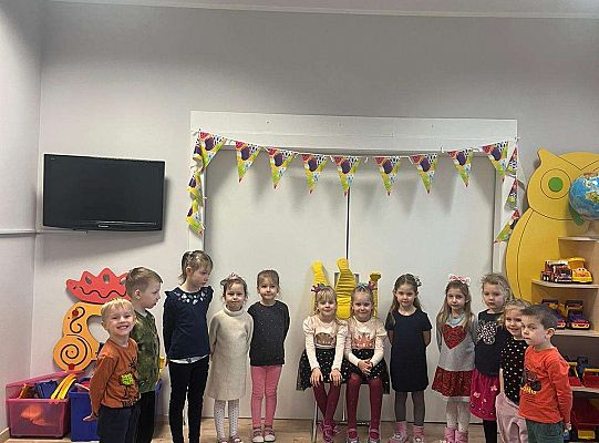 Dzieci śpiewają "sto lat "solenizantkom