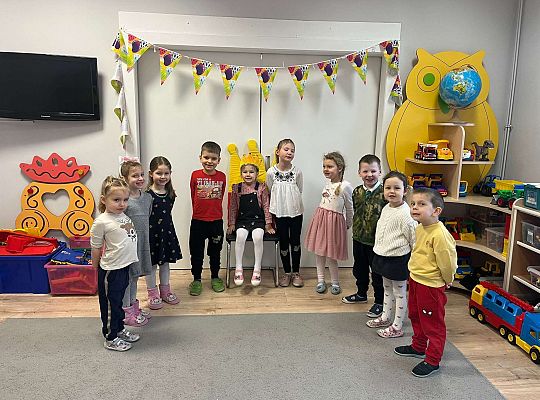 Dzieci śpiewają "sto lat "