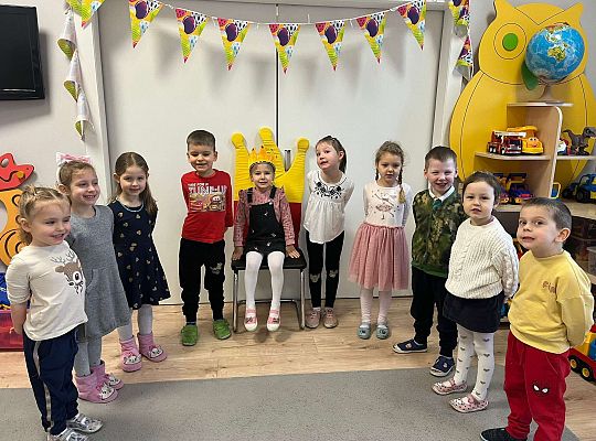 Grupa dzieci z solenizantką