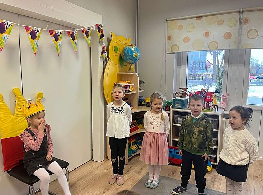 Dzieci śpiewają "sto lat "