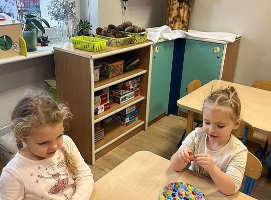 Dzieci przy urodzinowym stole