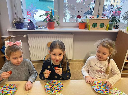 Dzieci przy urodzinowym stole