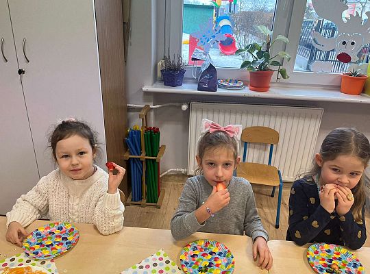 Dzieci przy urodzinowym stole