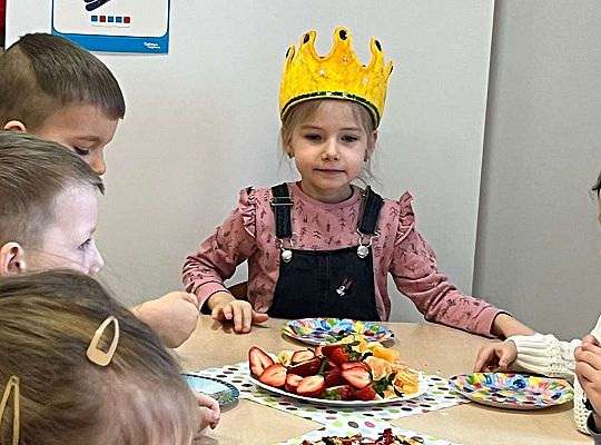 Dzieci przy urodzinowym stole