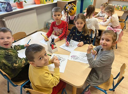 Dzieci przy urodzinowym stole