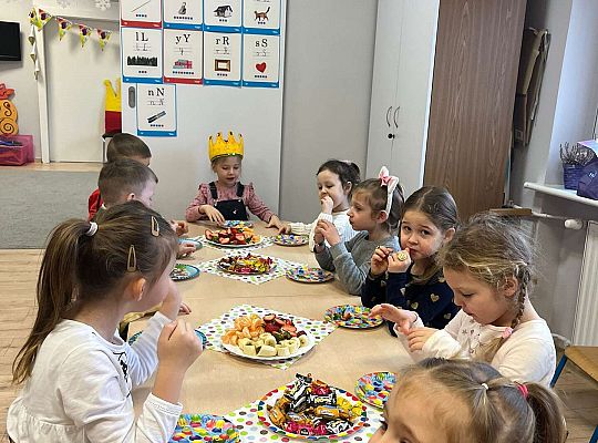 Dzieci przy urodzinowym