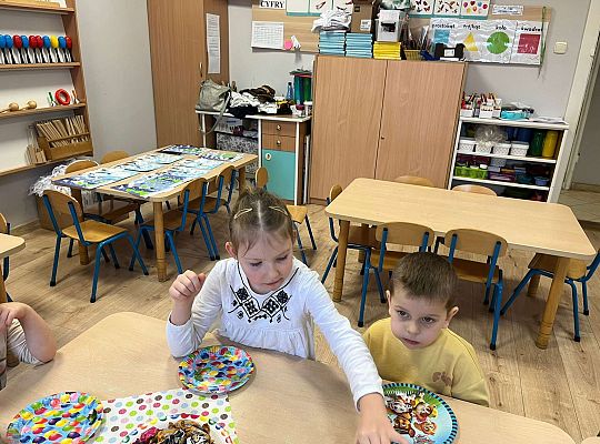 Dzieci przy urodzinowym stole