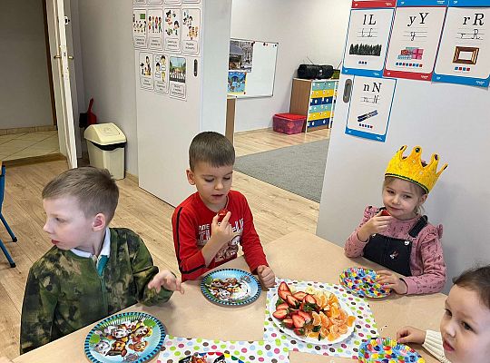 Dzieci przy urodzinowym stole