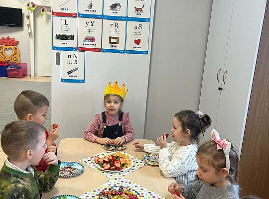 Dzieci przy urodzinowym stole