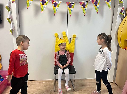 Dzieci śpiewają "sto lat "