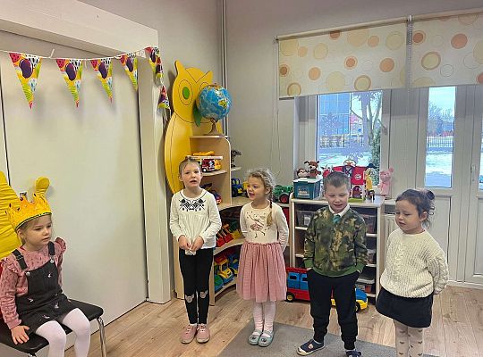 Dzieci śpiewają "sto lat "