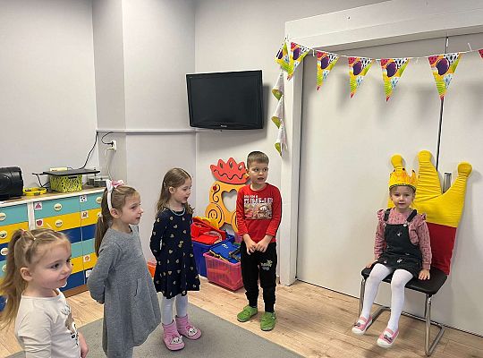 Dzieci śpiewają "sto lat "