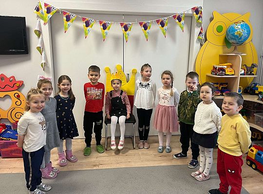 Grupa dzieci z solenizantką