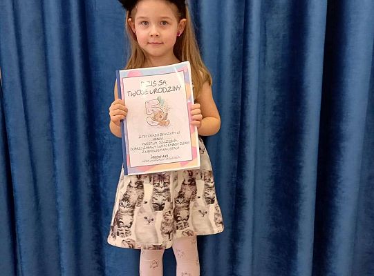 Solenizantka z urodzinowym albumem