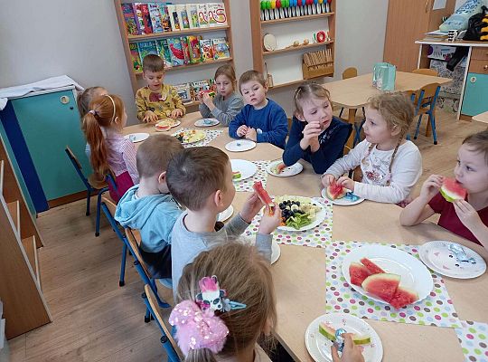 Dzieci przy urodzinowym stole