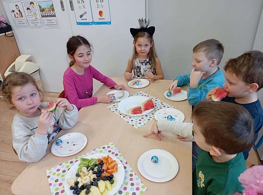 Dzieci przy urodzinowym stole