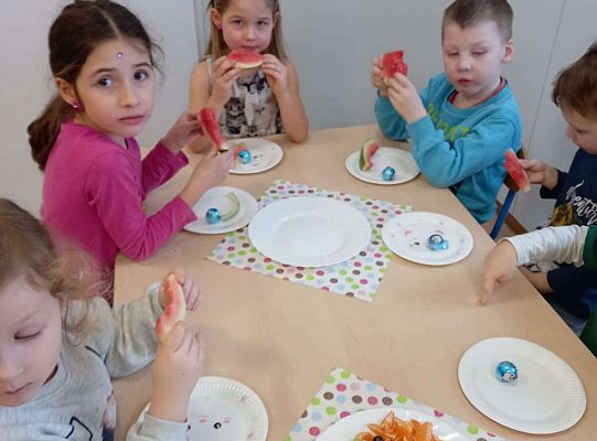 Dzieci przy urodzinowym stole