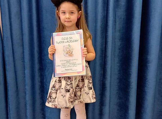 Solenizantka z urodzinowym albumem