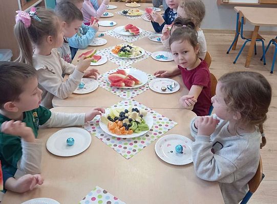 Dzieci przy urodzinowym stole