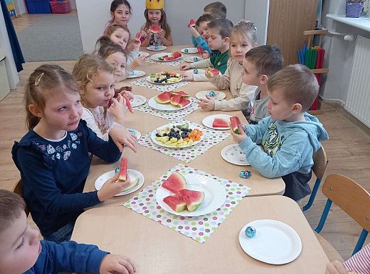 Dzieci przy urodzinowym stole