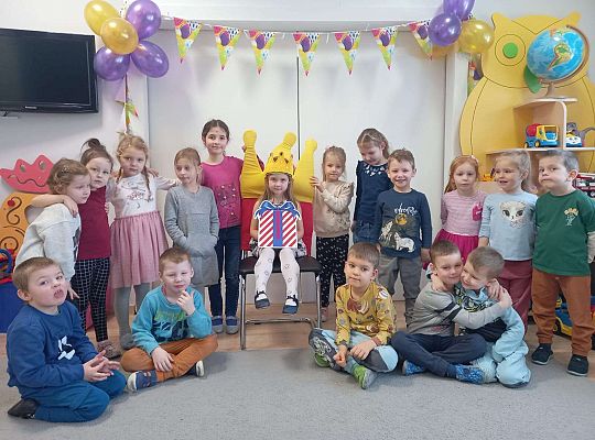 Grupa dzieci z solenizantką