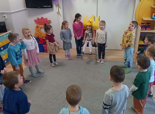 Dzieci śpiewają "sto lat "