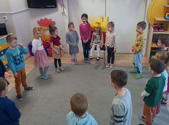 Dzieci śpiewają "sto lat "