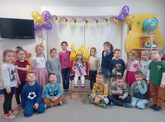 Grupa dzieci z solenizantką