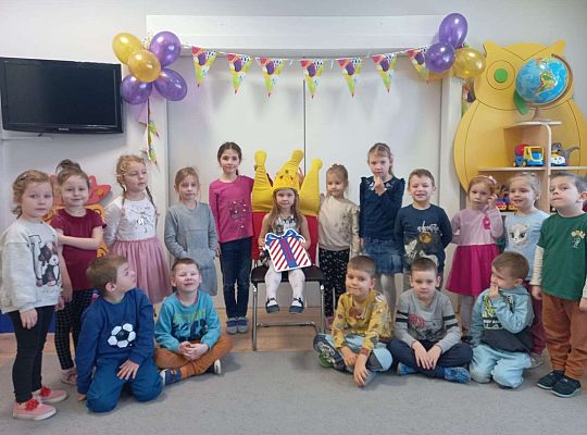 Grupa dzieci z solenizantką