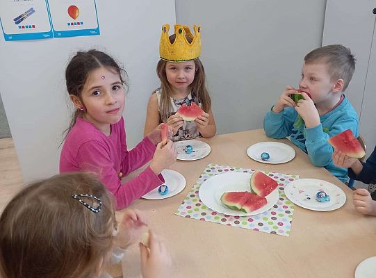 Dzieci przy urodzinowym stole