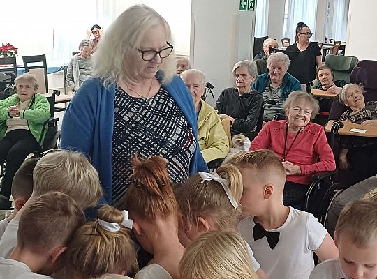 Gr. III Występ w Domu Seniora Magnolia