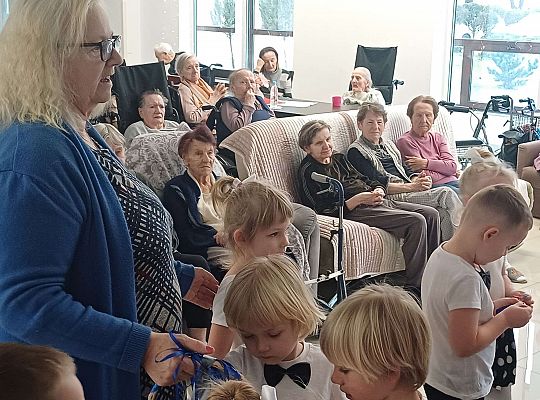 Gr. III Występ w Domu Seniora Magnolia