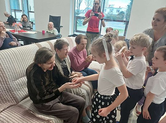 Gr. III Występ w Domu Seniora Magnolia