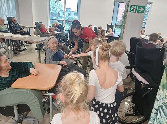 Gr. III Występ w Domu Seniora Magnolia