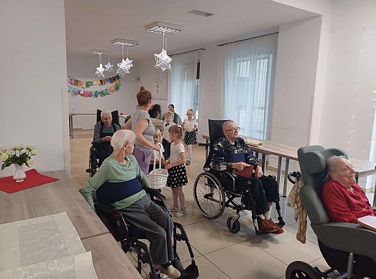 Gr. III Występ w Domu Seniora Magnolia
