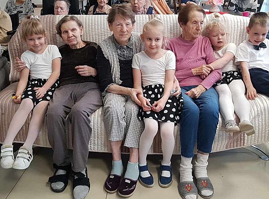 Gr. III Występ w Domu Seniora Magnolia