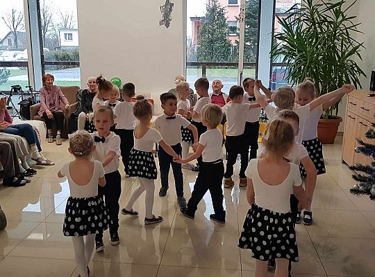 Gr. III Występ w Domu Seniora Magnolia