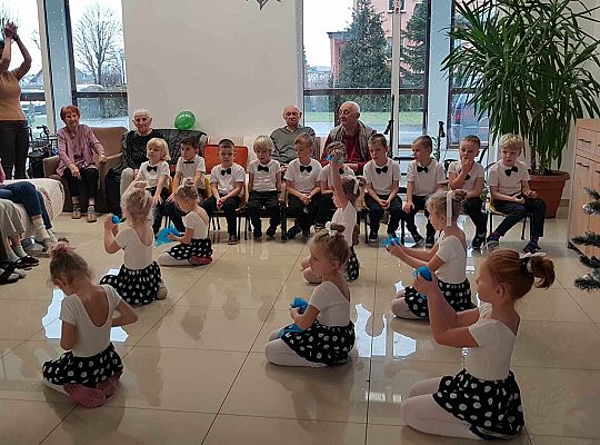 Gr. III Występ w Domu Seniora Magnolia