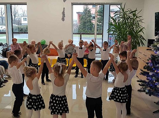 Gr. III Występ w Domu Seniora Magnolia