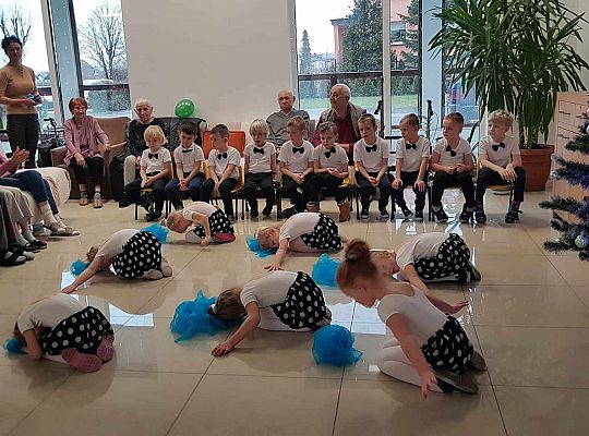 Gr. III Występ w Domu Seniora Magnolia